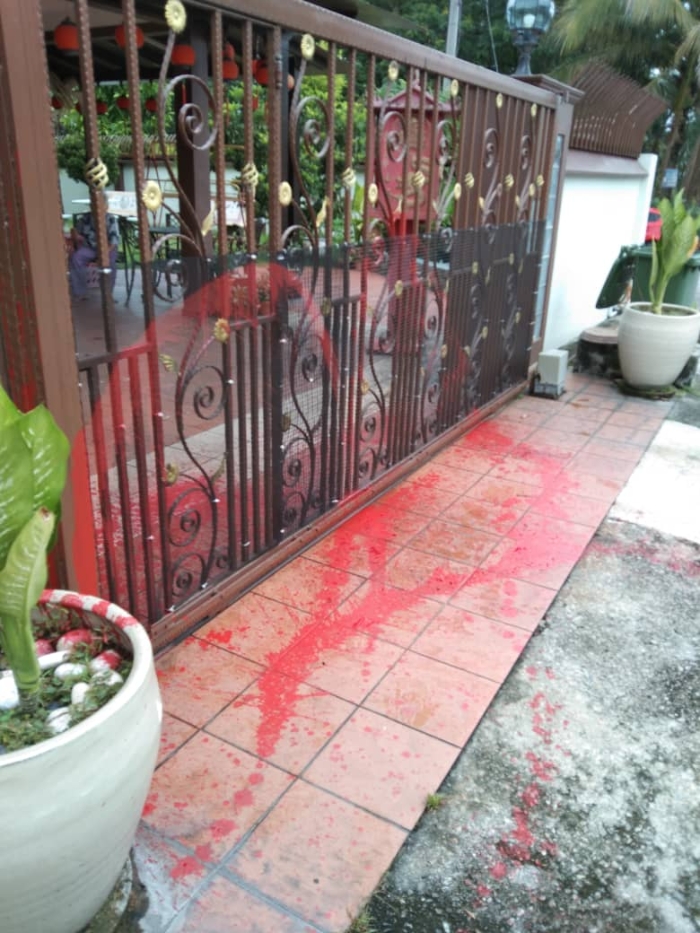 事主的住家在上周五被大耳窿泼红漆警告，他事后向警方报案。