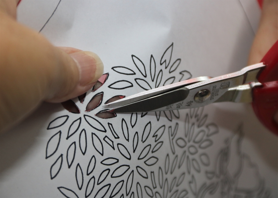 一把剪刀，配上纯熟的技法，生动的剪纸图案就展现眼前。