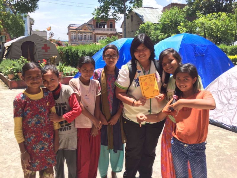 李丽芬到尼泊尔赈灾时，寺庙附近的小孩送上感恩卡。