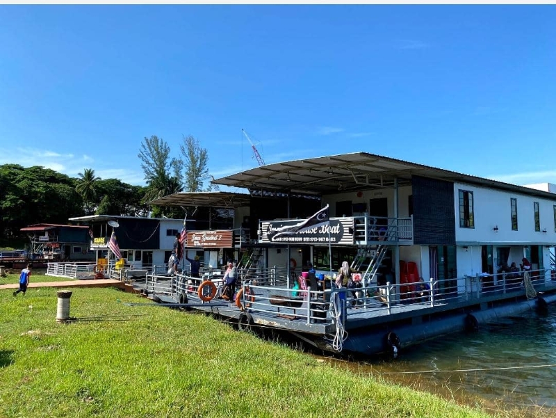 船屋是肯逸湖的特色，游客可在船屋住宿及前往肯逸湖各景点参观。

