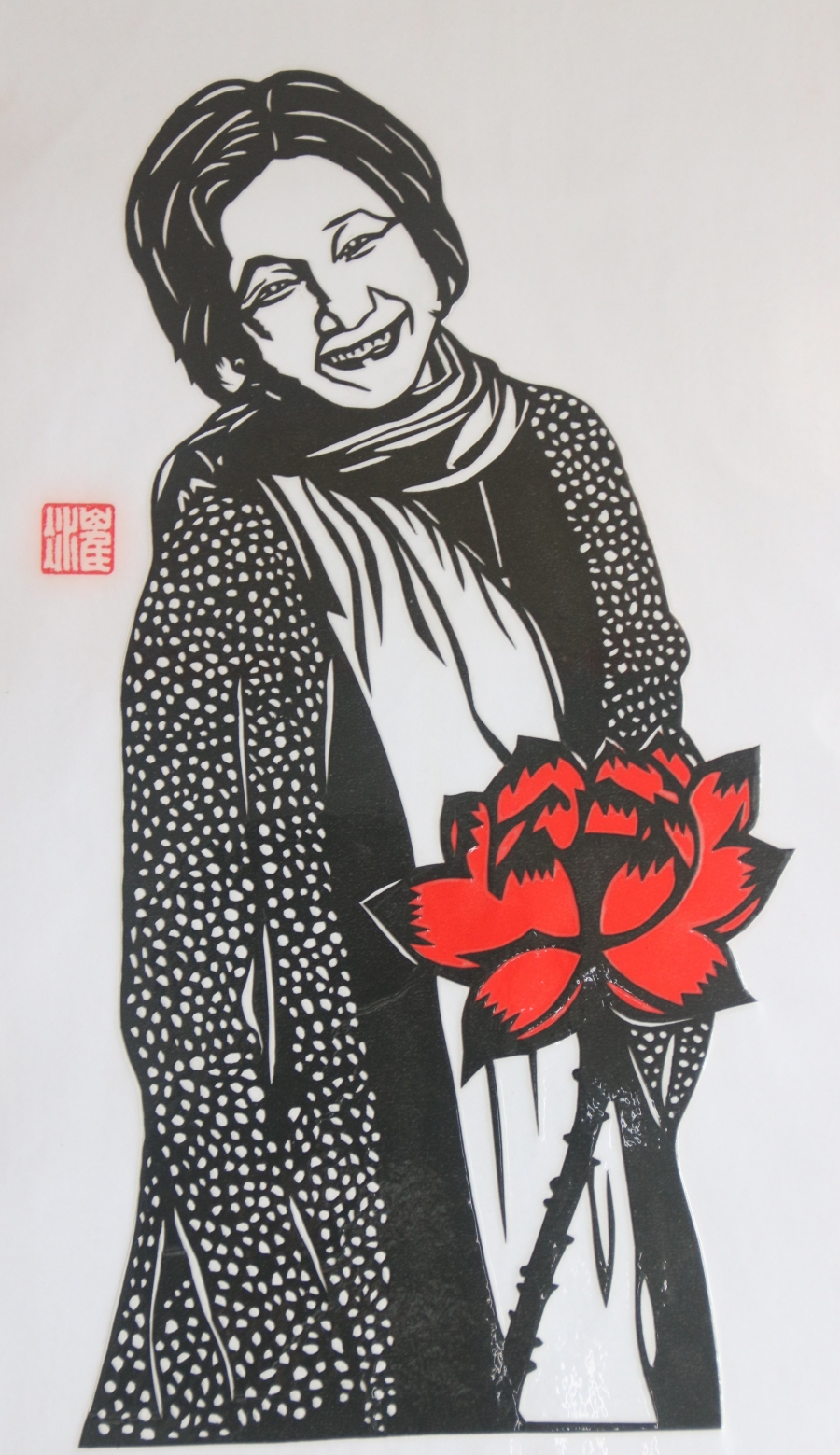 郑佩佩是崔冰年轻时候的偶像，也是佛光山檀讲师，她曾想剪肖像与她结缘，可是自认剪纸功夫不到家，所以不敢赠送。此肖像放了套色，红包莲花象征名气，莲花象征学佛。