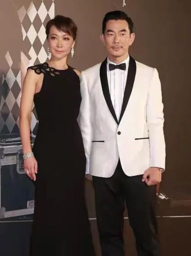 任贤齐与妻子陈则妤的恋情始于大学时期，两人结婚18年，育有一对子女。