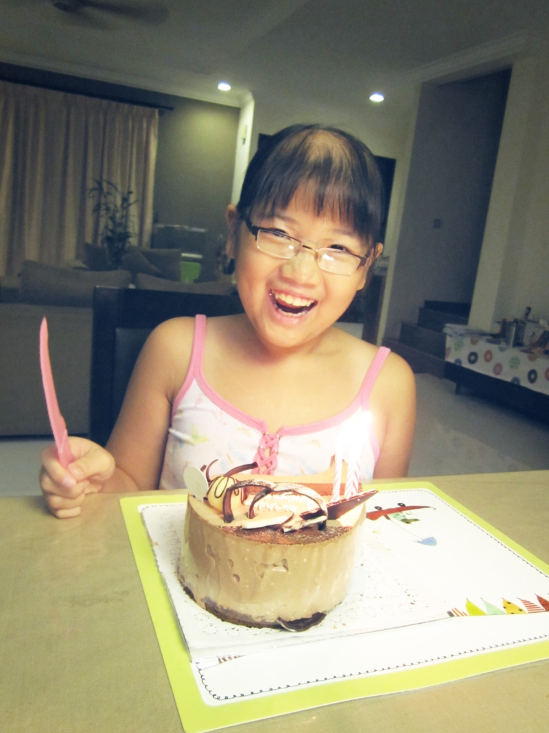 何嘉雯在11岁那年庆祝生日时开心的一幕。