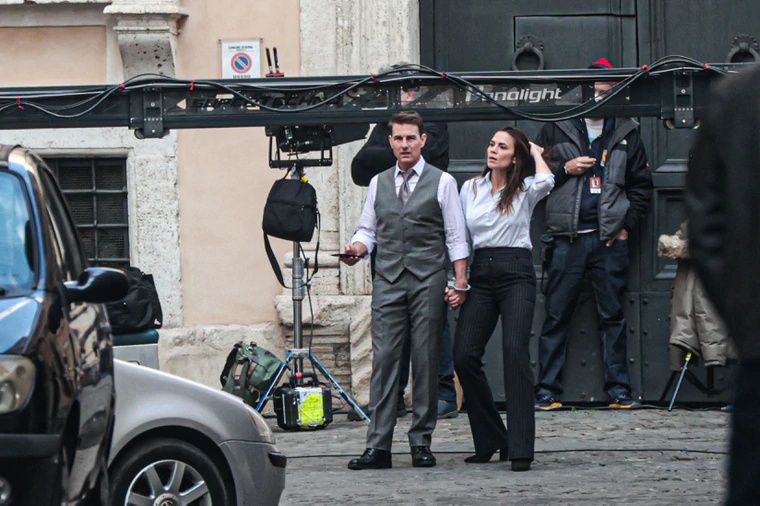 汤告鲁斯和海莉艾特沃前阵子在罗马街头拍戏，被狗仔队拍到在拍摄空档双手依然紧紧牵在一起。