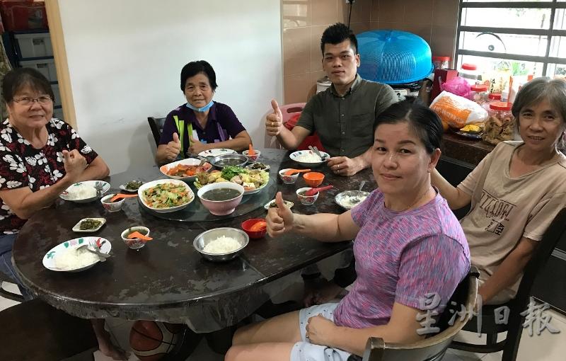 李翠银（右二）常与友人分享烹饪心得，右三为其担任硝山国会议员特别助理的儿子邓洧康。