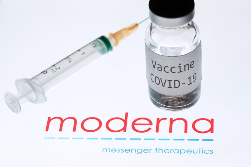 美国食品及药物管理局（FDA）专家小组周四表决通过，建议紧急使用药厂莫德纳（Moderna）研发的冠病疫苗，成为继辉瑞药厂疫苗后，美国第二款获批紧急使用的冠病疫苗。(图：法新社)