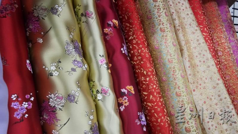 以往华裔有过年穿旗袍习惯，所以店内会进一些旗袍布料，让顾客选购订制旗袍。