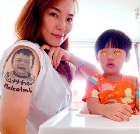 陈瑜把两个儿子的肖相纹在手臀上。