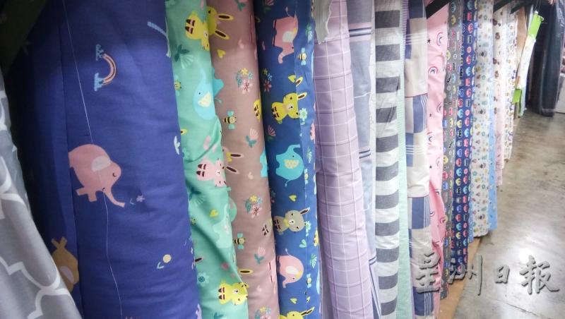 福昇布庄店内有着各种布料，玲琅满目，供顾客选择。