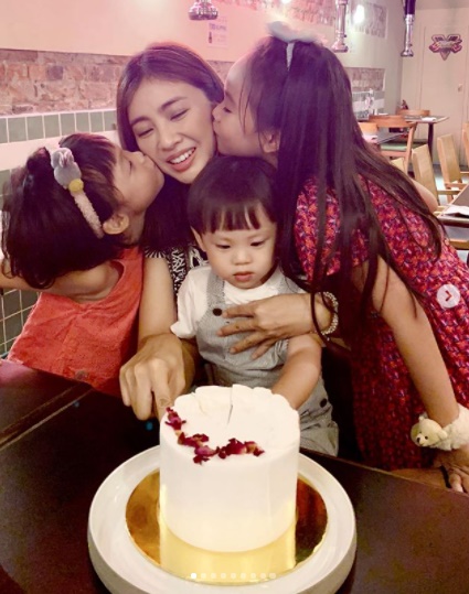 蔡佩璇9月23日庆祝39岁生日，两个女儿献上温馨贺吻。
