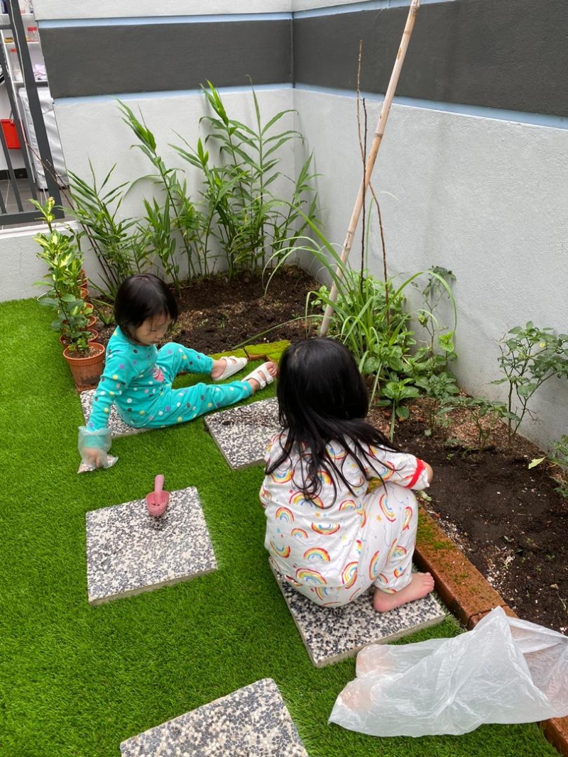 家里宽敞的庭院，成为张惠虹与子女互动的好空间。