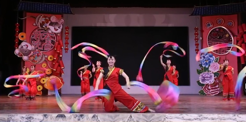 舞蹈团精彩的传统舞蹈，彩带飘飘，煞是好看。