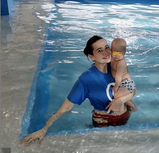 王淑君的儿子已经9个月大，现在开始学游泳，只是疫情期间无法上泳课 ，她便在洗澡时多花一些时间让儿子玩水，多多练习游泳技巧。