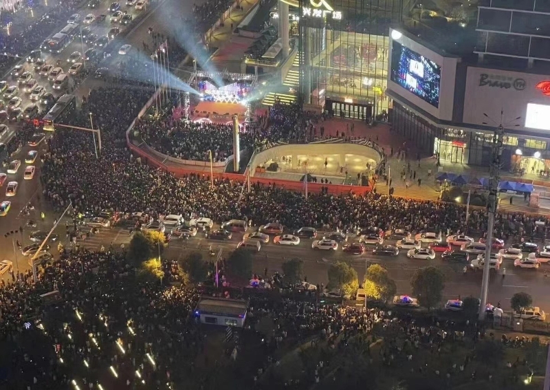 张韶涵歌声吸引了成千上万的人，现场人山人海，完全超出主办方的预期。