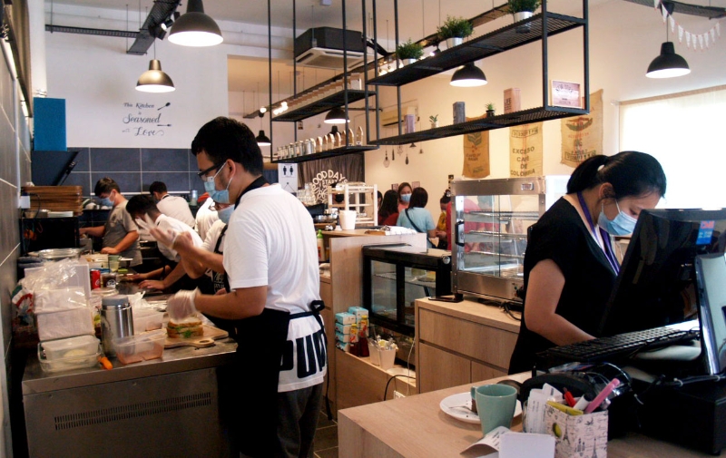 城市咖啡馆为年轻人提供就业及学习手艺的平台。