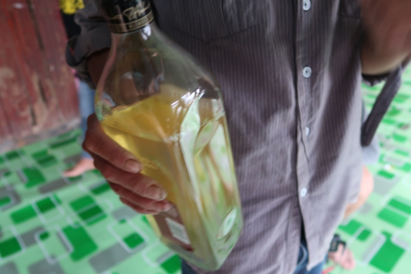 每年的达雅丰收节，最少不了的便是伊班族的酿制品米酒(tuak)。/咏焮 摄