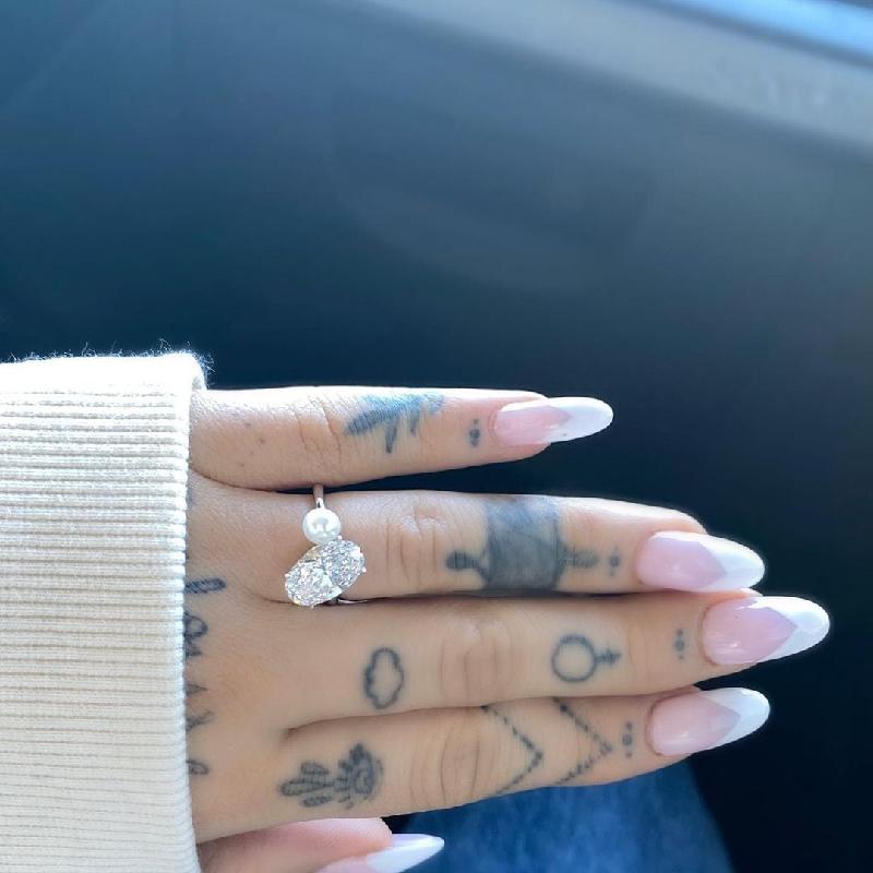 艾莉安娜21日在IG宣布和洛杉矶豪宅仲介道尔顿戈梅兹的订婚喜讯，并秀出左手无名指的大钻戒。