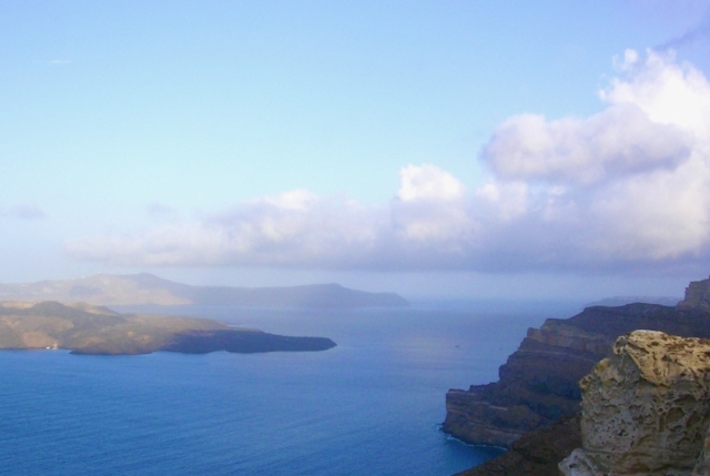晨雾弥漫，圣托里尼火山岛环从爱琴海的怀抱中苏醒。

