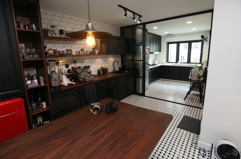 有别月于一般纯色的地砖，干厨房及湿厨房沿用黑白地砖，让人从客厅踏人该处时带来惊艳的感觉，眼前一亮。