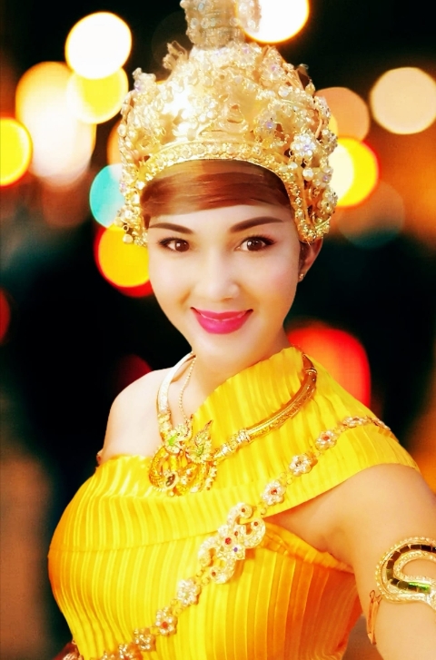 对水晶晶来说，泰国是她的重生之地——她在那里进行性别重置手术，成为真正的女人。因此她特别喜欢泰国歌舞，经常在活动中演出，也给自己取了意为美丽的泰语“水晶晶”这个名字。