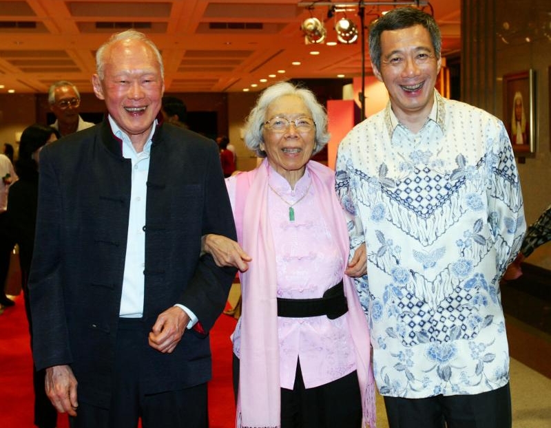 今年12月21日是李显龙总理的母亲柯玉芝（中间者）的100岁冥诞。（海峡时报档案照片）