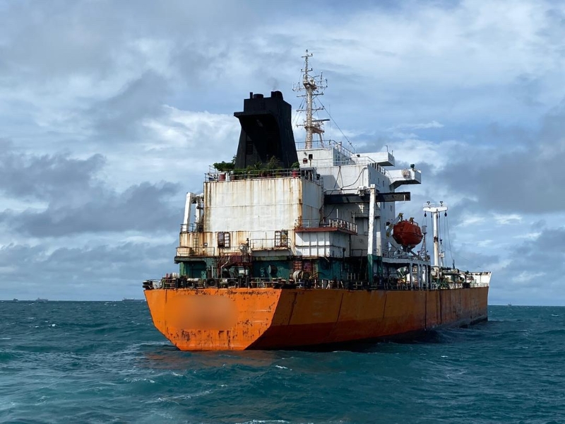 大马海事执法机构扣查了一艘非法停泊在柔州东部水域的油槽船。