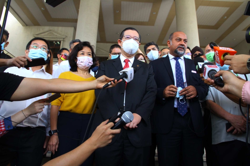 哥宾星（右起）与林冠英休庭后，在吉隆坡大使路法庭大厅向媒体发言。左起为陈国伟及周玉清。
