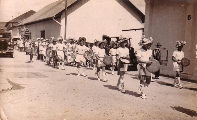 早年的游神队伍途经海唇街，可以看出途中的锣鼓队穿着白色长袜。（图：沈树德提供）

