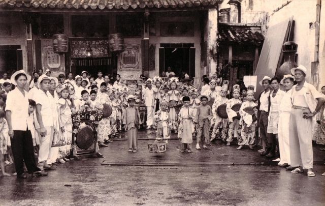 1958年粤海公司锣鼓乐队在庙前合影。（图：沈树德提供）

