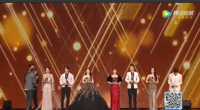 杨紫与迪丽热巴、赵丽颖、杨幂女星同台领奖。