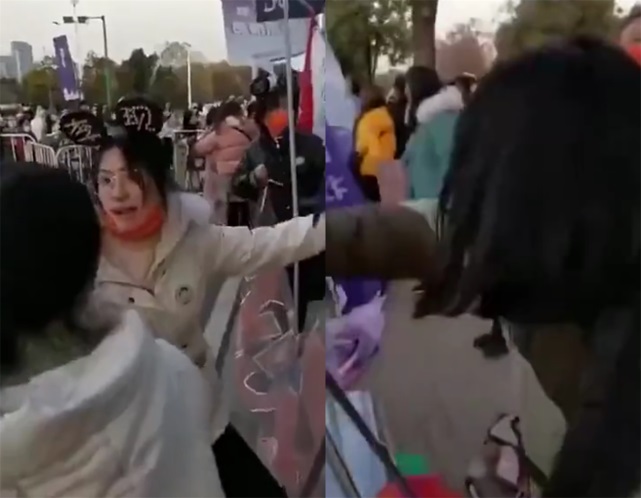 在这段视频中，有一位女生嘴里说着“拆！”这边一动手，另一边也按捺不住，上前撕掉了原本贴在护栏上的红色横幅，场面混乱。