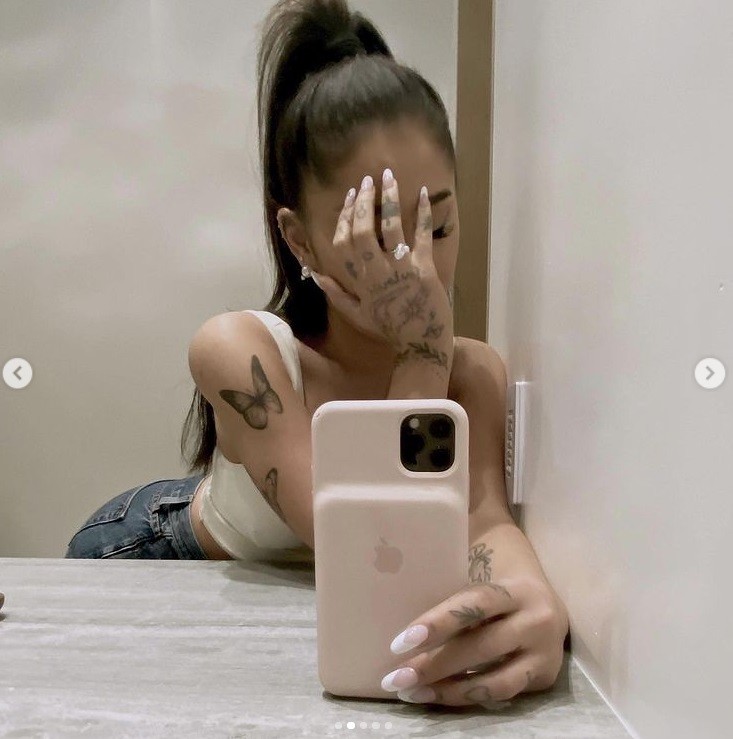 27岁的艾莉安娜PO了张自拍照，展示手上的超闪订婚钻戒。