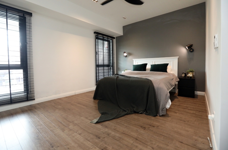主卧房沿用白、灰、黑的颜色为设计，营造出舒服但又不失现代感的氛围。