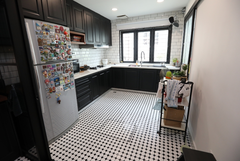 告别旧时的厨房设计，搭配白色墙砖、黑配白的灶柜，让整个厨房极具现代感。