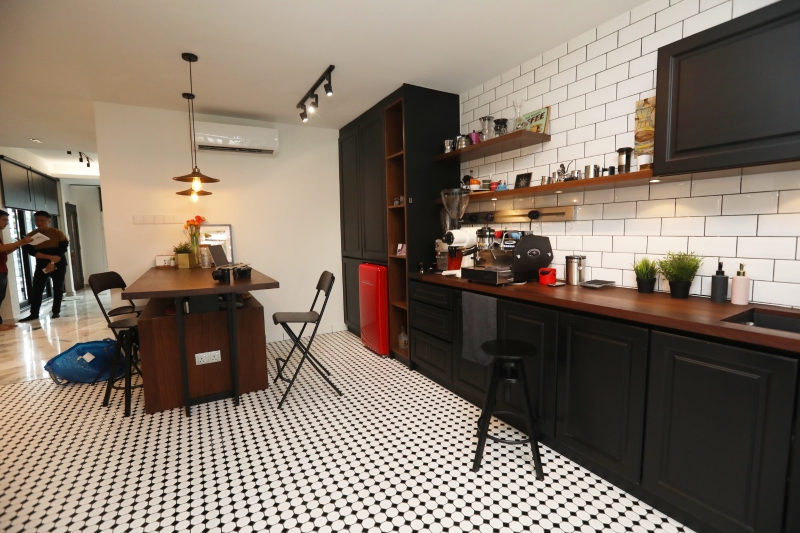屋主对非常咖啡有着浓厚的兴趣，因此在装修屋子时，也决定改造家里的“咖啡馆”的空间，以让其更美观完善。