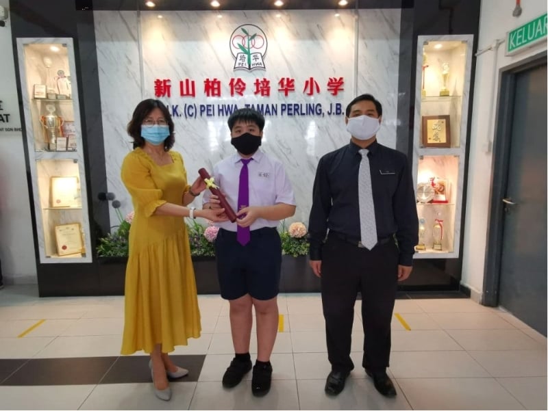 林淑云(左)颁发离校证书给学生代表黄昱锦(中),右是吴文强。