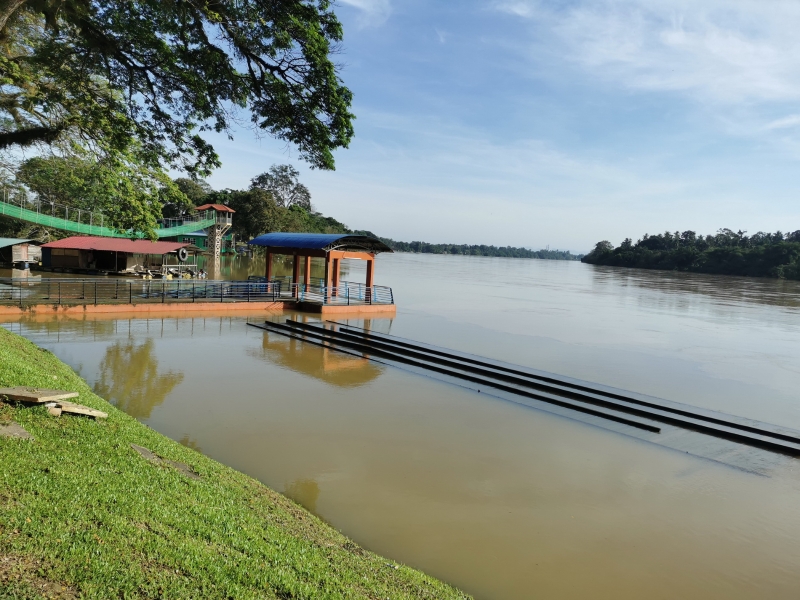 彭亨河河水水位高涨，目前达到警戒水平，而位于彭亨河旁的淡马鲁河畔休闲公园也因河水高涨遭淹盖。

