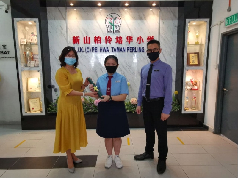 林欣宜(中)代表毕业生领取毕业证书。左是林淑云,右是罗舜铨。 林欣宜(中)代表毕业生领取毕业证书。左是林淑云,右是罗舜铨。