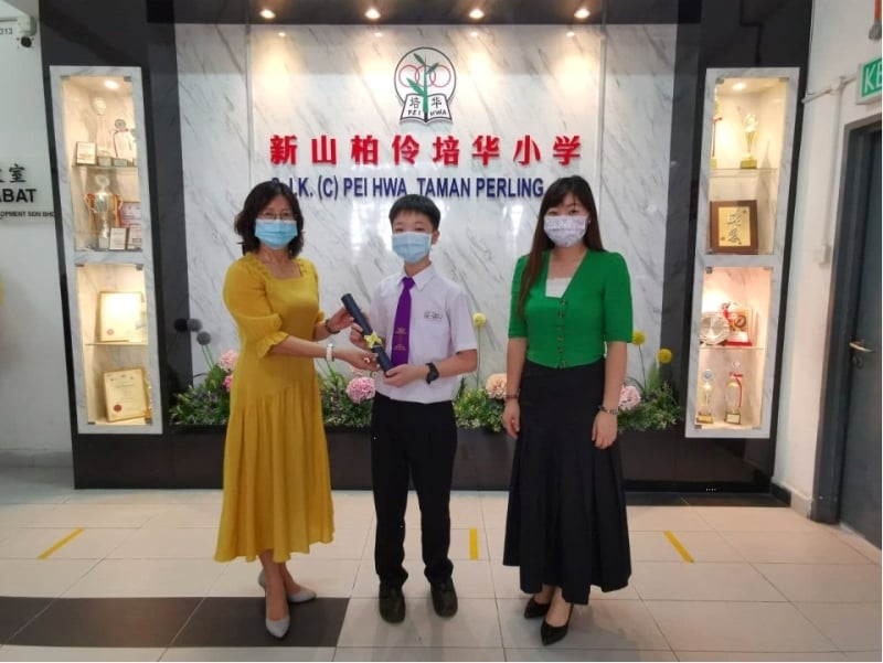 卢尚洋(中)代表同学领取课外活动证书后,与林淑云(左)及曾爱娣(右)合照。 卢尚洋(中)代表同学领取课外活动证书后,与林淑云(左)及曾爱娣(右)合照。
