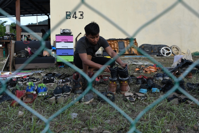 洪水消退后，26岁的慕哈末将所有鞋子拿到屋子外晾干。


