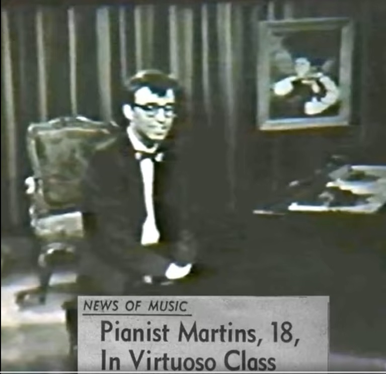 马丁斯曾是意气风发的少年钢琴家，当时他也没想到往后的人生会遭遇横祸和疾病无法弹琴。