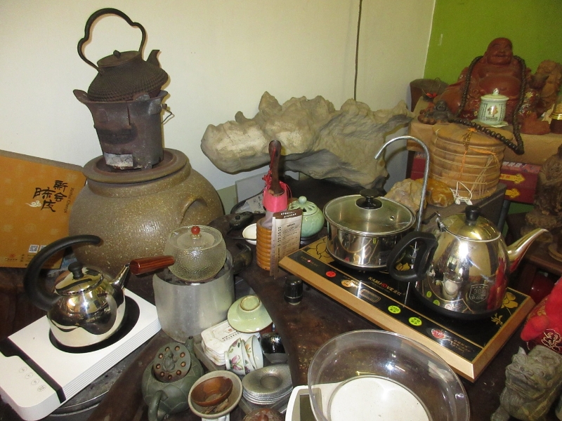 炭炉、铁炉与酒精炉，烹煮的茶各有不同的味道。