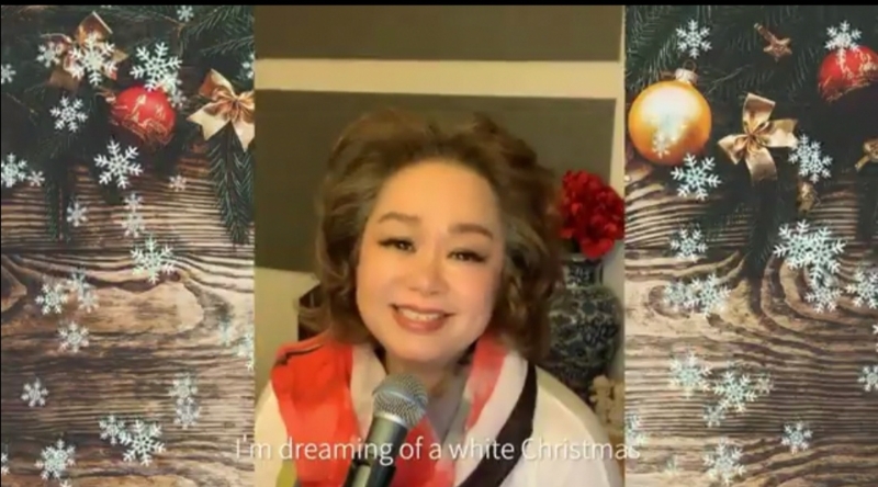 杜丽莎在《圣诞快乐2020》庆祝会上为大家献唱《White Christmas》。

