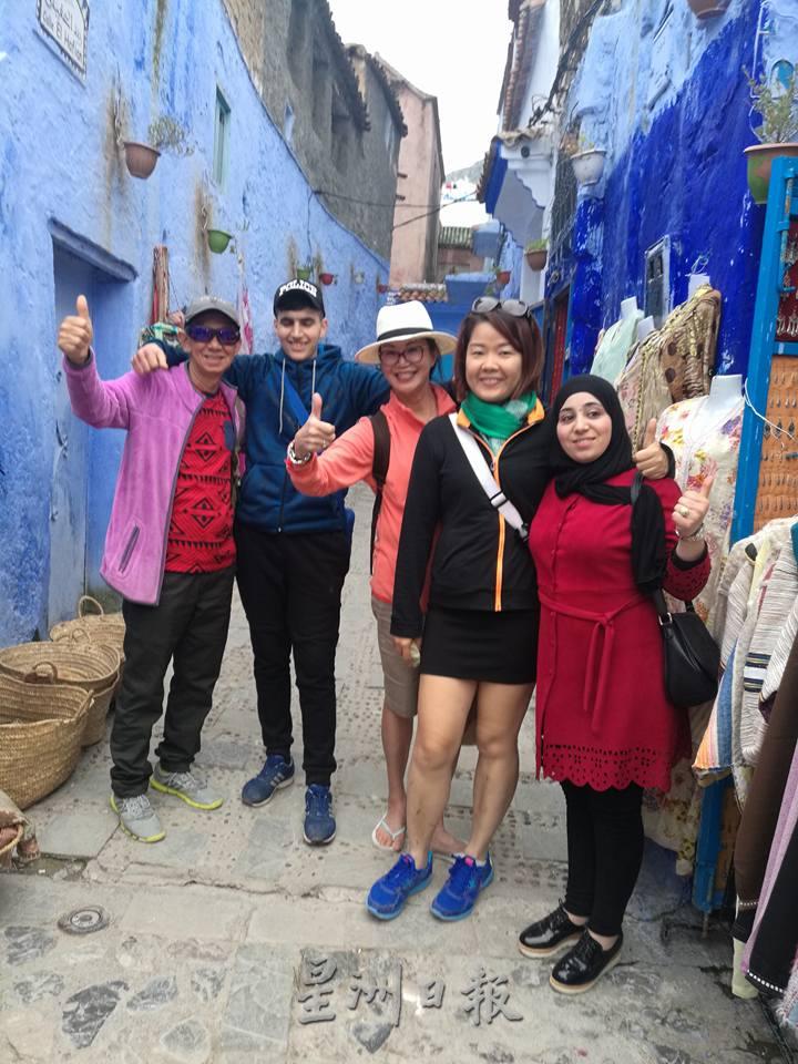 蔡桂莲（右二）热爱旅游，过往带团的同时，顾客最后也变成朋友。