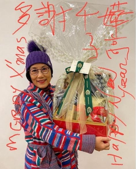 汪阿姐大晒友人送的圣诞礼物，其中千嬅与丁子高的礼物是一个摆满巧克力、洋酒及圣诞蛋糕的Cova巨型礼篮。 