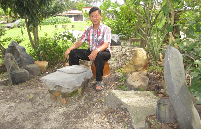 卜福辉在草地上置放石桌、石凳与奇石，在此与友人品茶。