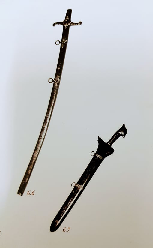 叶亚来用的两把剑，一把西式剑和一把马来剑。
