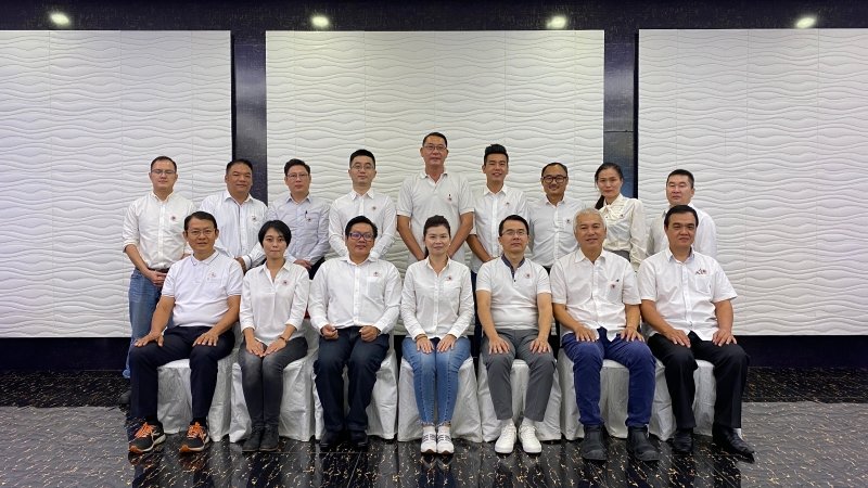 雪隆广告公会2019年至2022年理事拍摄的合照，前排左起是陈国光、韩幸娟、王钿竣、潘莉诗、黄福来、黄高铖和刘善强。