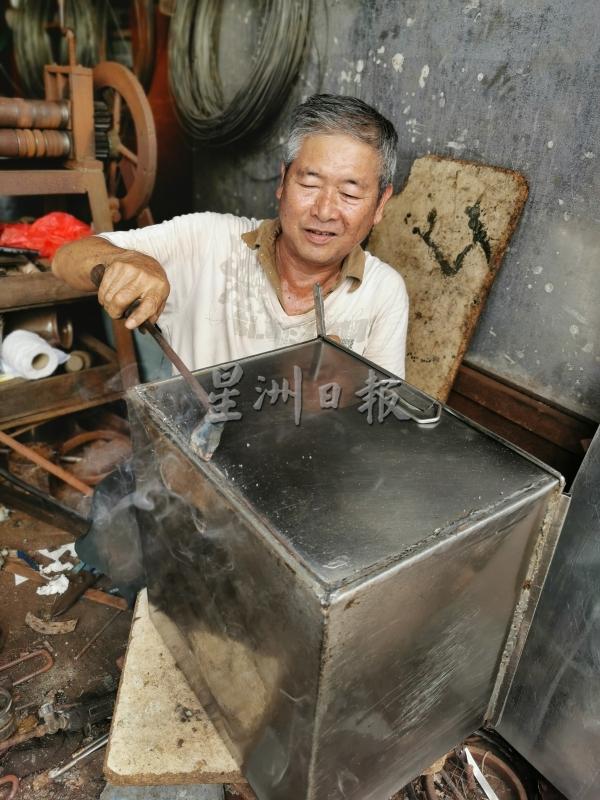 丘庆华的弟弟丘庆泰坦言，打白铁的工作很辛苦，所聘请的工人都耐不住辛苦而辞职。