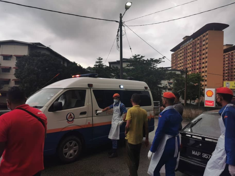 有关男子被民防部队送往芙蓉端姑查化医院精神科接受检验。